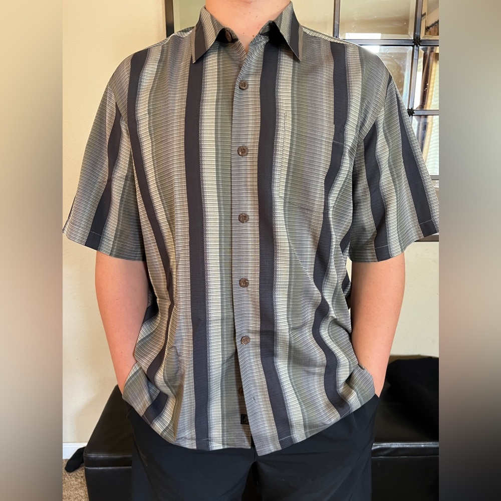 Classy, casual Tommy Bahama buttoned down men’s shirt
